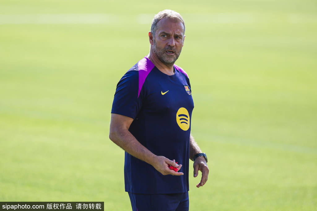 巴萨新帅弗里克用西班牙语承诺新赛季辉煌：无借口，全力以赴！